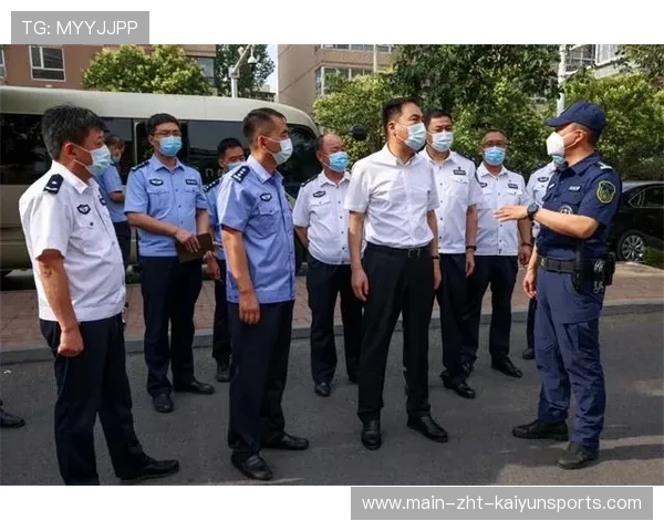 篮球场边爆发激烈冲突，安保全程死命拉人