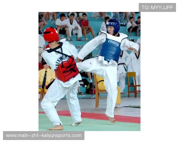 跆拳道少年比赛中狂吼震晕对手气势